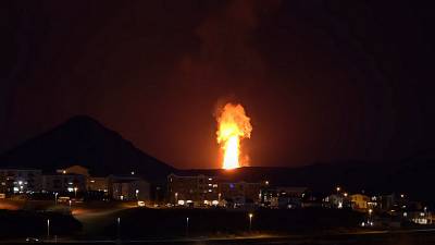 Une explosion de lave de plus de 300 mètres de hauteur