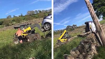 Un agriculteur en colère défonce une voiture sur son chemin avec un chariot télescopique