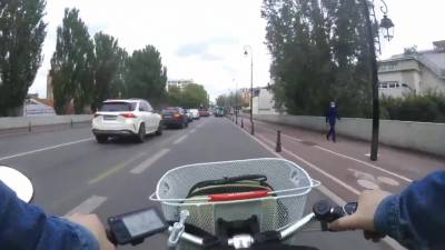 Un automobiliste percute volontairement un cycliste sur une voie de bus