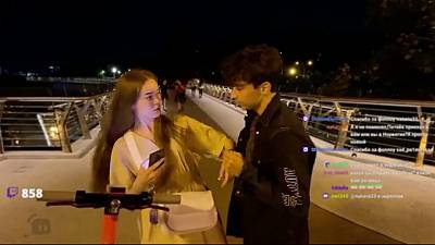 Un streameur embrasse une inconnue dans la rue