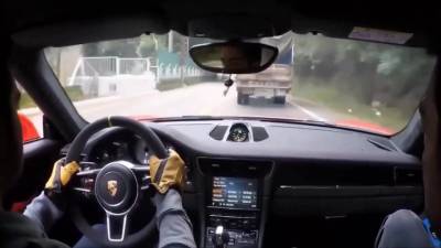 Ils roulent comme des fous en Porsche au milieu de la circulation sur une route de montagne