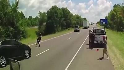 Mauvaise idée de s'enfuir à pied sur l'autoroute