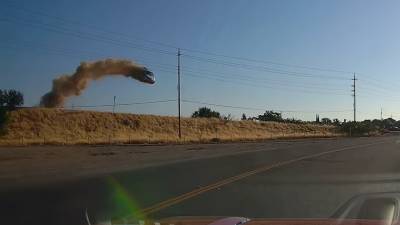 Une voiture en délit de fuite fait un impressionnant vol plané