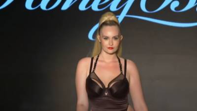 Une mannequin tombe deux fois pendant un défilé de lingerie
