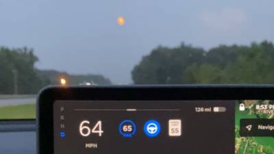 Une Tesla confond la Lune avec un feu rouge