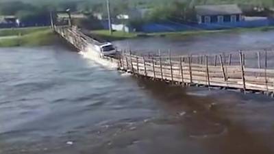 Un chauffeur s'engage sur un pont qui menace de casser
