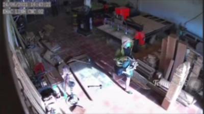Un homme qui se fait voler une machine est plutôt bon au lancer de marteau