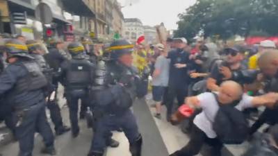 Un policier se prend pour un boxeur pendant une manifestation à Paris