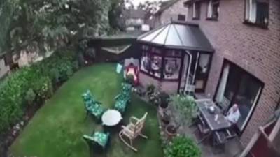 Tranquillement assis sur une chaise et soudain c'est le drame