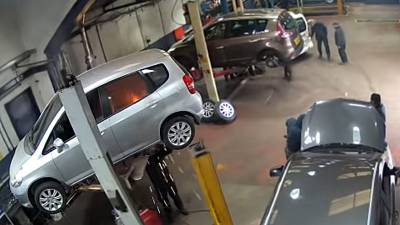 Un mécanicien met le feu dans une voiture pendant une soudure