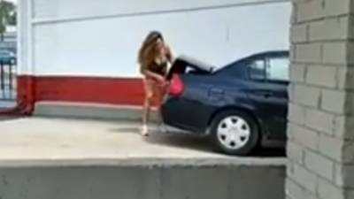 Une femme punit sa fille de 5 ans en l'obligeant à aller dans le coffre de sa voiture