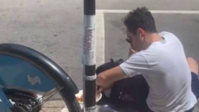 Un livreur Uber Eats se fait une gamelle avec la commande d'un client