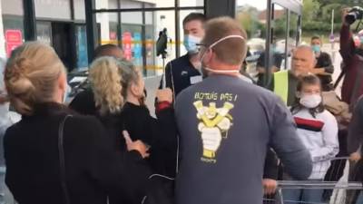 Des manifestants tentent de forcer l'entrée d'un Leclerc sans QR code