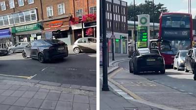 Le conducteur d'un Tesla Model X roule avec la porte ouverte et rencontre un bus