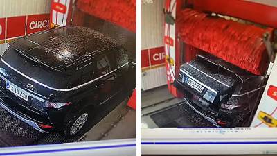 Le coffre de son Range Rover s'ouvre pendant un cycle de lavage