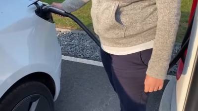Quand une blonde fait le plein de sa Tesla