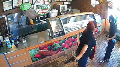 Un braqueur se fait frapper avec son arme par une employée