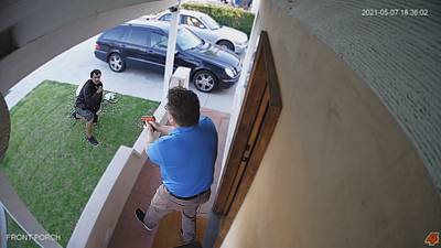 Un propriétaire accueille un homme qui tente de s'introduire chez lui