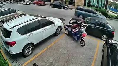 Un tricycle encerclé par trois voitures
