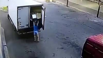 Un livreur disparait en ouvrant son camion