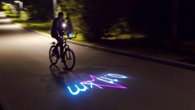 Un GPS laser qui indique le chemin sur la route