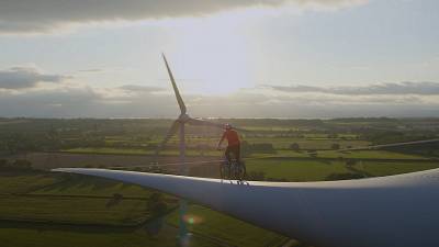 Danny MacAskill roule sur la pale d'une éolienne