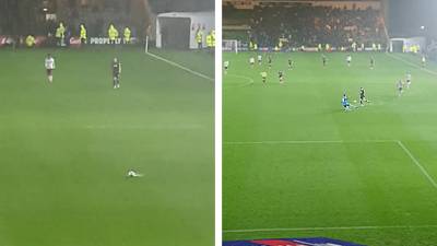 Un but gag sur un terrain de foot inondé