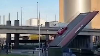 Une voiture se retrouve sur un pont basculant qui monte