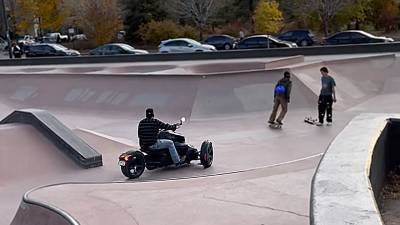 Un homme qui roule en moto à 3 roues dans un skatepark va avoir ce qu'il mérite