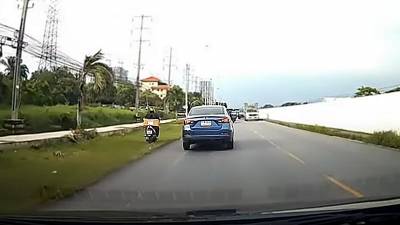 Quand un boulet à scooter road rage contre un automobiliste