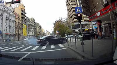 Un conducteur en BMW plie en deux sa voiture contre des poteaux