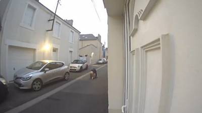 2 cambrioleurs se font surprendre et l'un des deux fini sans pantalon