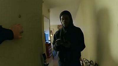 Un suspect tente de s'enfuir en sautant par la fenêtre