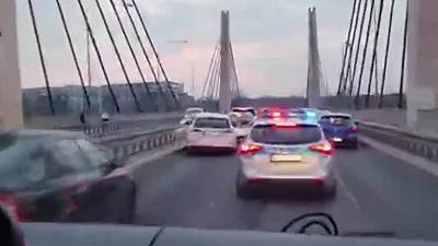 Le transport d'un cœur pour une transplantation à travers une ville bouchée