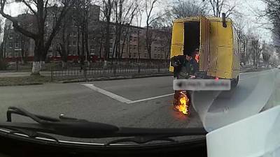 Un départ de feu à l'arrière d'une camionnette avec deux personnes dedans