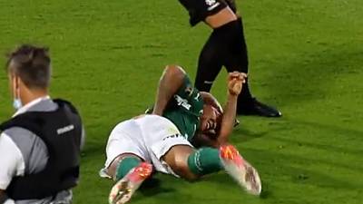 Un footballeur simule pour une tape dans le dos donné par l’arbitre