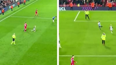 Un enfant rentre sur le terrain en plein match et vole un ballon