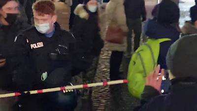 Des policiers utilisent des règles pour mesurer les distanciations