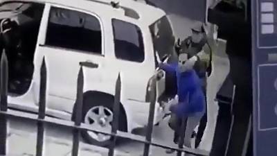 Un automobiliste se fait braquer mais ses gardes du corps sortent de la voiture