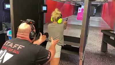 Une femme tire avec un gros calibre