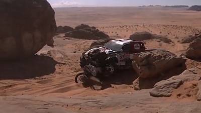 Une voiture percute un motard à l'arrêt pendant le Dakar 2022