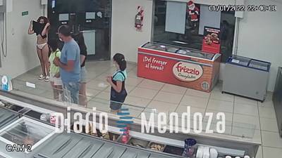 Elle enlève sa robe pour l'utiliser comme masque pour pouvoir entrer dans un magasin