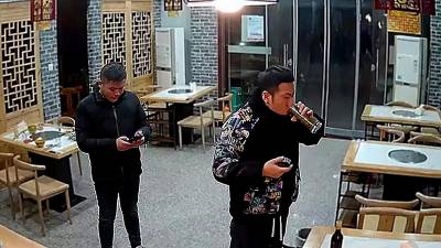 Un client qui boit une bière se fait défoncer gratuitement