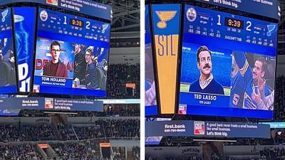 Une caméra cherche les sosies de célébrités parmi les spectateurs pendant un match NHL