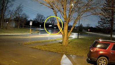 Une voiture décolle dans un rond-point