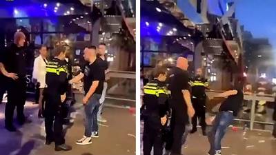 Un videur gifle un homme ivre juste devant deux policiers
