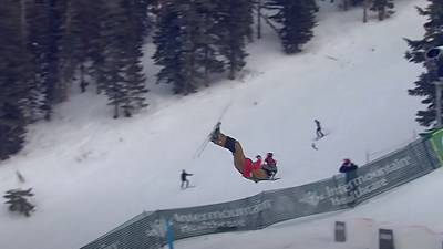 En pleine Coupe du monde il percute un tremplin avec sa tête et termine KO