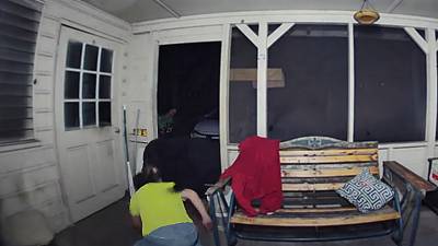 Un homme repousse l'attaque d'un ours à mains nues