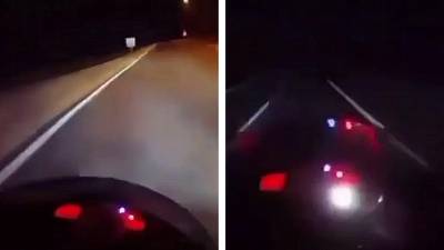 Un motard roule comme un fou en pleine nuit