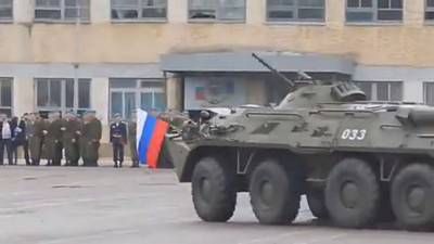 Un véhicule blindé russe roule sur un soldat